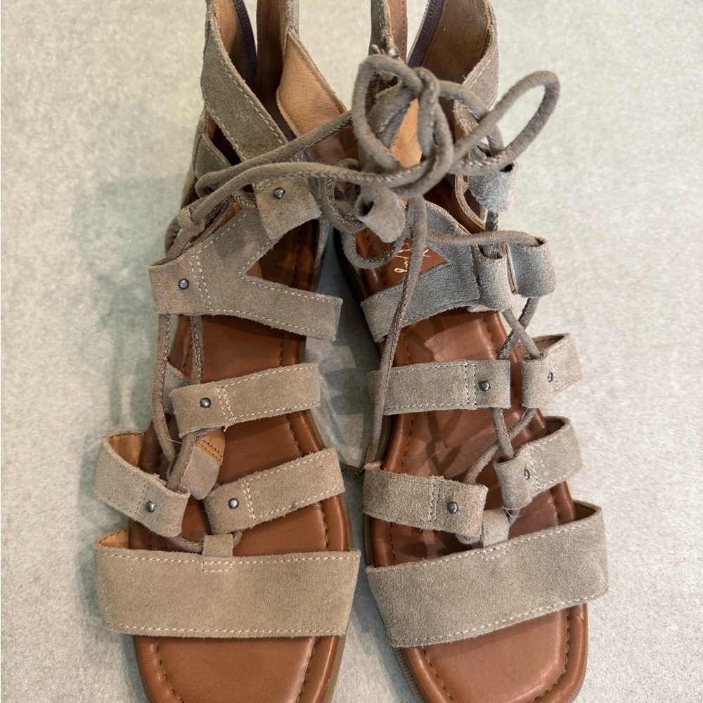 Crown Vintage Gladiator Sandal Taupe 7US